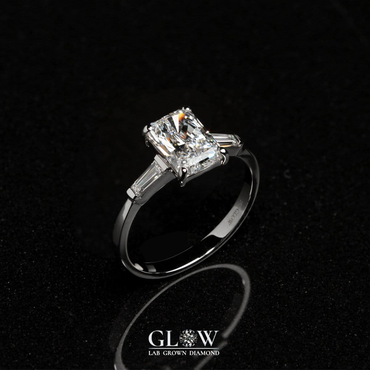 แหวนเพชร Ring Radiant Cut / Tapered Baguette 1.66 Carat
