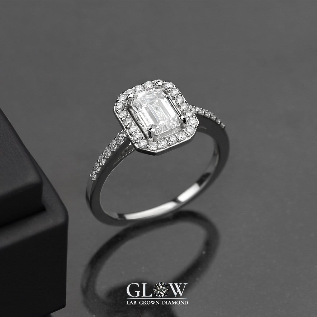 แหวนเพชร Ring Emerald Cut / Round 1.36 Carat